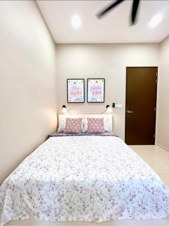 FARIDZ Homestay at Myra Saujana Kampong Simpang Empat Luaran gambar