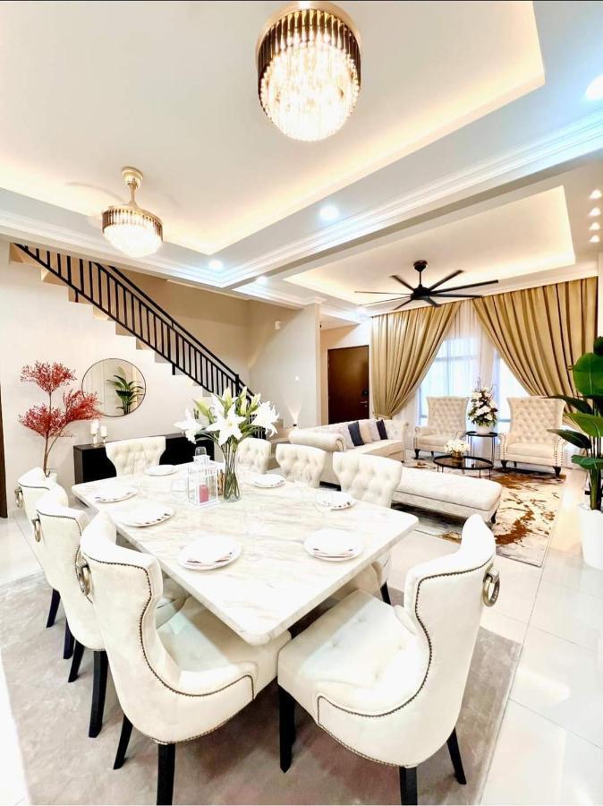 FARIDZ Homestay at Myra Saujana Kampong Simpang Empat Luaran gambar